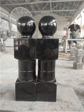 Pilars de pedra de granit