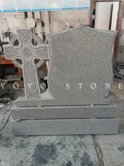 Làpida commemorativa de granit de la creu celta grisa